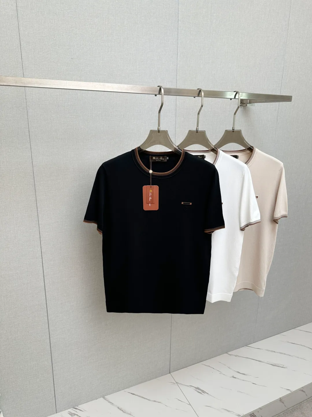 LP top quality 2026 new short sleeves! Original custom fabric, soft to the touch. Top imported private goods, fashionable design and trendy short sleeves, without losing luxury. There is no doubt about the quality. The upper body effect is awesome, luxury official website Same Style! Size: M-3XL